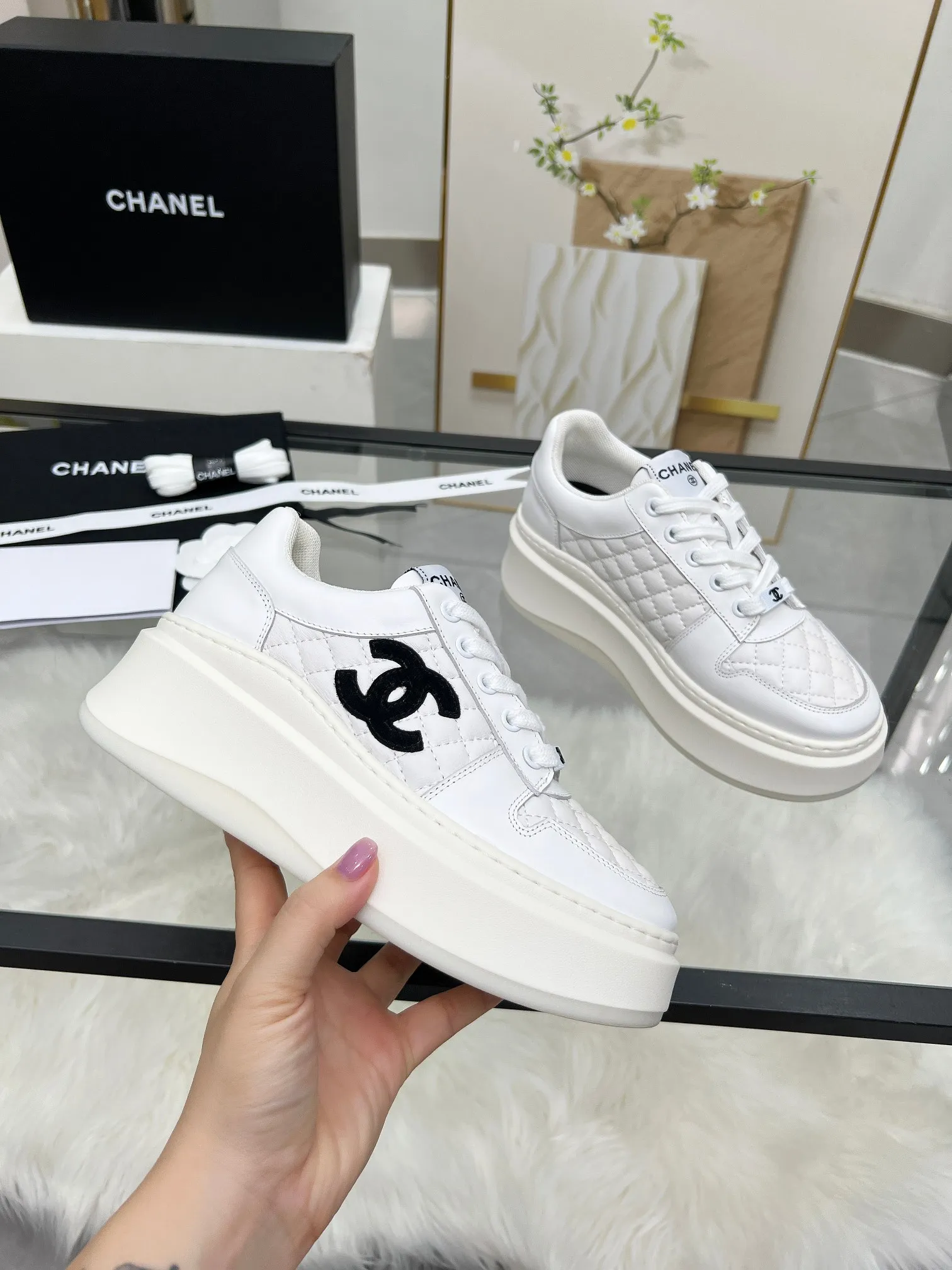 👟👟Ex-factory price 480👟👟 CHANEL 25C spring and summer new sports shoes official website is available at the same time ❤️ Counter out-of-stock kings. Major bloggers are recommending new styles on social days. This season’s new styles are simply eye-catching and look great on the feet. The casual casual sports style is refreshing and natural, interpreting Chanel’s fashionable femininity. The overall customization makes all sports models on the market at that time obsolete. This series is now available for sale! The upper is made of custom imported pebbled calf leather ➕ custom frosted calf leather. The lining is made of original one-to-one professionally customized mesh. Hardware accessories. Original full set of molds (not common in the market). Original custom molded TPU combination outsole. Height 4 cm. Women's size 35-39.